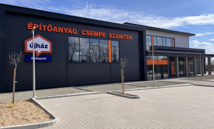 Ujhaz Centrum Webaruhaz () Ujhaz Centrum Webaruhaz